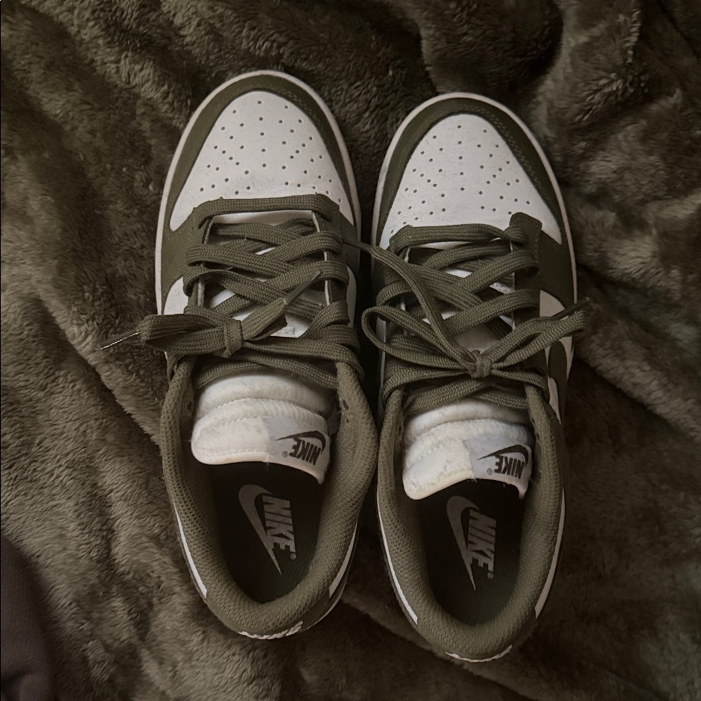 Nike Low Top Sneakers - Olive & White